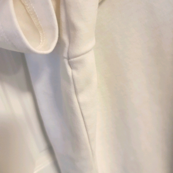 Super white t-shirt from Aliison Daley. - Picture 3 of 6